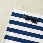 Serviette de plage à rayures bleu marine avec roue (En situation)