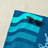 Serviette de plage à rayures bleues personnalisée (En situation)