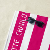 Serviette de plage à rayures classiques personnali (En situation)