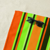 Serviette de plage à rayures de chaux, d'orange et (En situation)