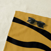 Serviette de plage à rayures de tigre (En situation)