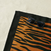 Serviette de plage à rayures de tigre avec bordure (En situation)