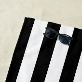 Serviette de plage à rayures noir et blanc monogra (En situation)