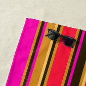 Serviette de plage à rayures or, rouge et magenta (En situation)