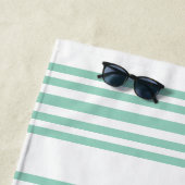 Serviette de plage à rayures turquoise et blanche (En situation)