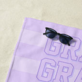 Serviette de plage à rayures violettes Preppy (En situation)
