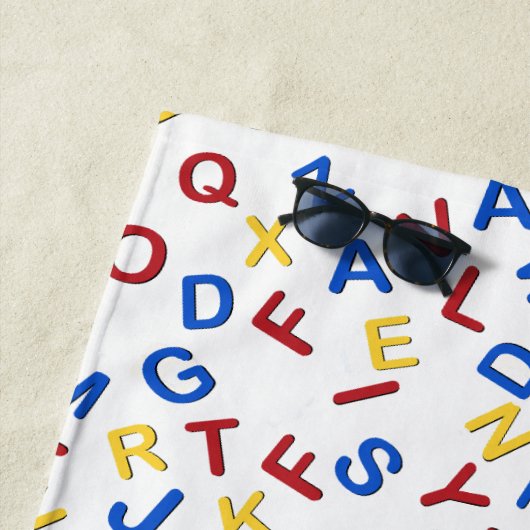 Serviette De Plage ABC Lettres Rouge Jaune Bleu Plage Serviette (En situation)