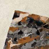 Serviette De Plage Abstrait gris, noir et caramel (En situation)