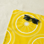 Serviette De Plage Abstrait jaune clair rétro citron motif (En situation)