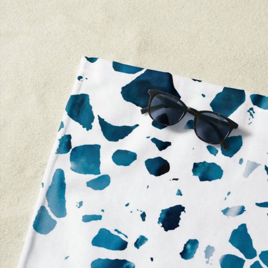 Serviette De Plage Abstrait Terrazzo Mosaic Marine et Motif bleu clai (En situation)