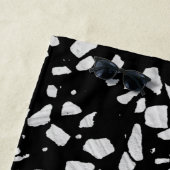 Serviette De Plage Abstrait Terrazzo Mosaic Motif noir et blanc (En situation)