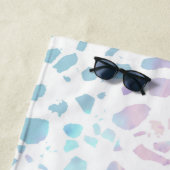 Serviette De Plage Abstrait Terrazzo Mosaic rose et Motif bleu (En situation)