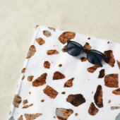 Serviette De Plage Abstrait Terrazzo Mosaic rouille Brown & Motif ble (En situation)