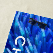 Serviette de plage abstraite de bleu avec le nom (En situation)