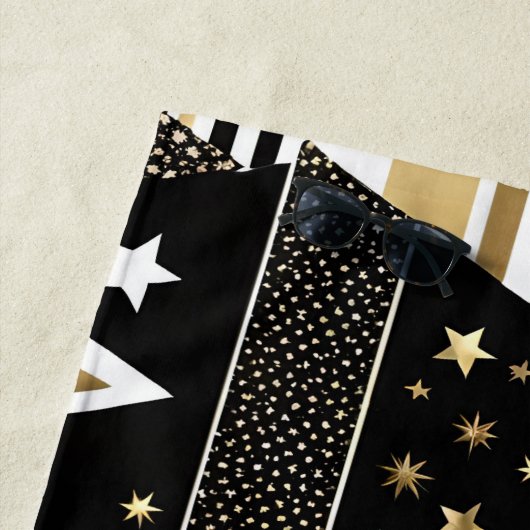 serviette de plage abstraite en or et triangles no (En situation)