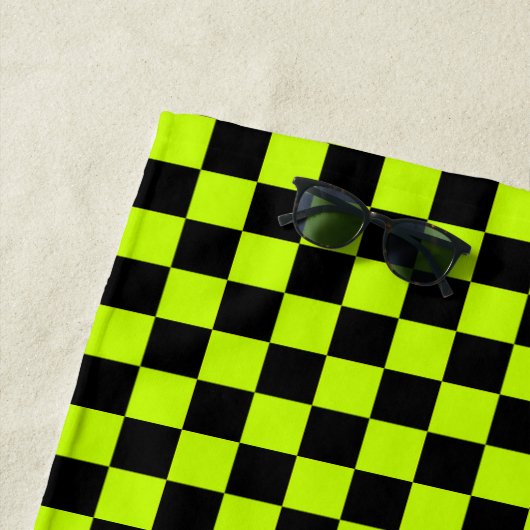 Serviette De Plage Acid green black checkerboard pattern (En situation)