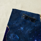 Serviette De Plage Agate bleu violet Aqua Gold Veines Monogramme (En situation)