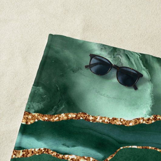 Serviette De Plage Agate Green Gold Parties scintillant Geode Marbre  (En situation)