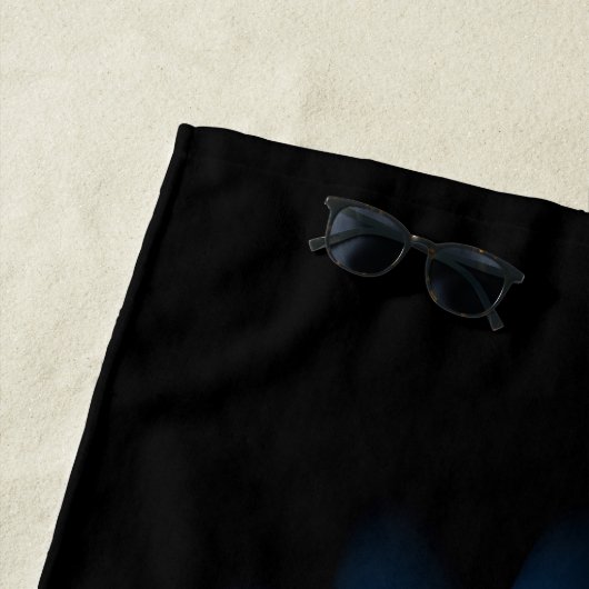 Serviette De Plage Ailes d'angle brillant bleu sur arrière - plan noi (En situation)