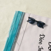 Serviette De Plage Ajouter le nom du texte Sunny Side Pool Book Club (En situation)