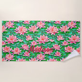 Serviette De Plage Ajouter Nom, Fleurs De Lotus Rose Sur Feuilles Ver (Devant)