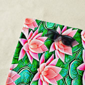 Serviette De Plage Ajouter Nom, Fleurs De Lotus Rose Sur Feuilles Ver (En situation)