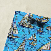 Serviette De Plage Ajouter Nom, Voiliers Abstraits sur Mers Bleues (En situation)