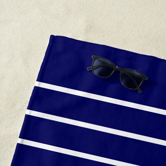 Serviette De Plage Ajouter un nom, Bleu Blanc Ancre Nautique & Stripe (En situation)
