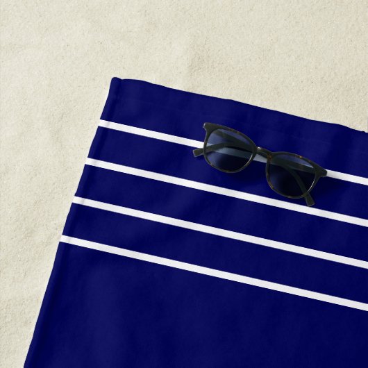 Serviette De Plage Ajouter un nom, Bleu Blanc Ancre Nautique & Stripe (En situation)