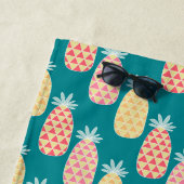 Serviette De Plage Ajoutez votre motif nommé de griffonnage d'ananas (En situation)