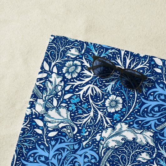 Serviette De Plage Algue de Nouveau d'art florale, bleu de cobalt et (En situation)