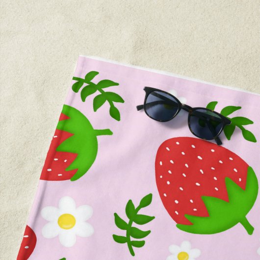Serviette De Plage Almofada fofa design contínuo morangos fundo rosa (En situation)