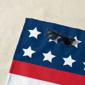 Serviette De Plage American Red White Blue Monogramme personnalisé in (En situation)
