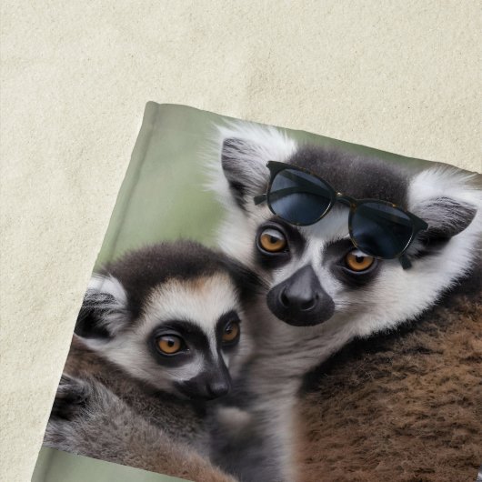 Serviette De Plage **"Amour de la mère : Mummy and Baby Lemur Cuddlin (En situation)