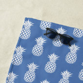 Serviette De Plage Ananas blanc chic sur fond bleu (En situation)