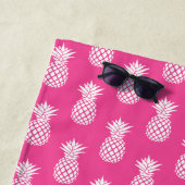 Serviette De Plage Ananas blanc chic sur fond rose (En situation)