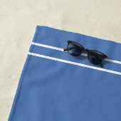 Serviette De Plage Ananas blanc preppy sur fond bleu (En situation)