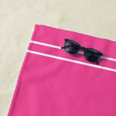Serviette De Plage Ananas blanc preppy sur fond rose (En situation)