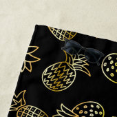 Serviette De Plage Ananas chic de noir et d'or (En situation)
