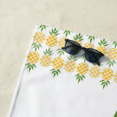 Serviette De Plage Ananas doré personnalisé (En situation)