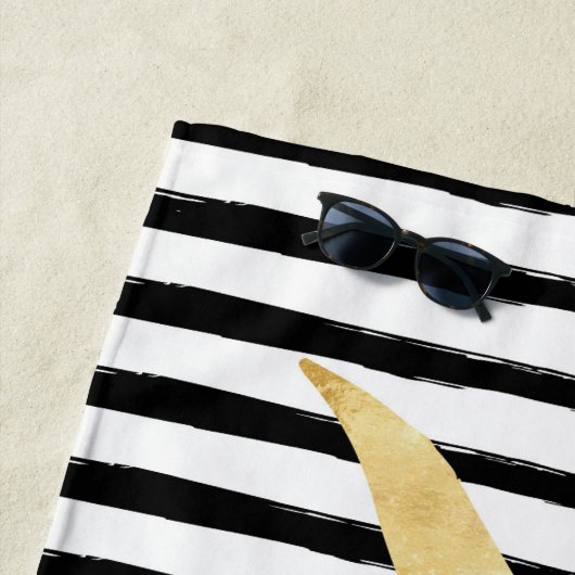 Serviette De Plage Ananas et rayures - or sur noir/blanc (En situation)