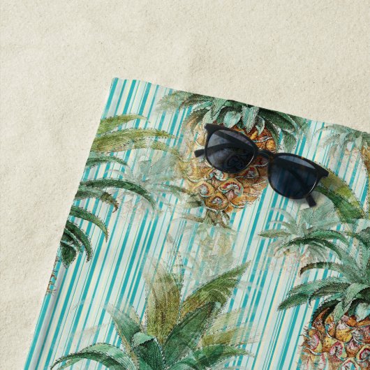 Serviette De Plage Ananas tropical avec bandes Aqua (En situation)