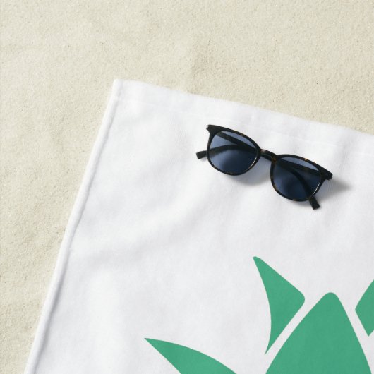 Serviette De Plage Ananas tropical blanc Nom personnalisé (En situation)