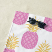 Serviette De Plage Ananas violet tendance et tropical (En situation)