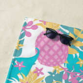 Serviette De Plage Ananas violettes et Feuilles tropicaux bleus (En situation)