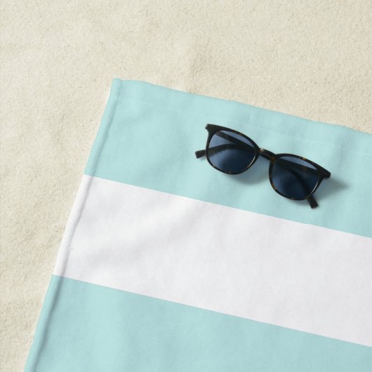 Serviette De Plage Ancre bleu monogramme sur bandes bleu clair (En situation)