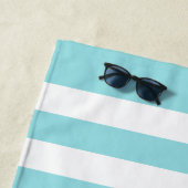 Serviette De Plage Ancre de monogramme de bande de sarcelle nautique  (En situation)
