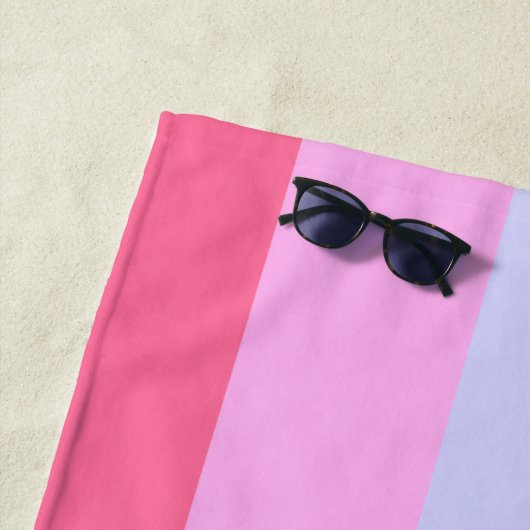 Serviette De Plage Ancre rose Moderne Bandes Nautiques Nom Personnali (En situation)