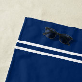 Serviette De Plage Ancre Seahorse avec nom de bateau sur Navy Blue (En situation)