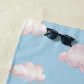 Serviette De Plage Animaux Pastel Mignons Sur Les Nuages Monogramme (En situation)